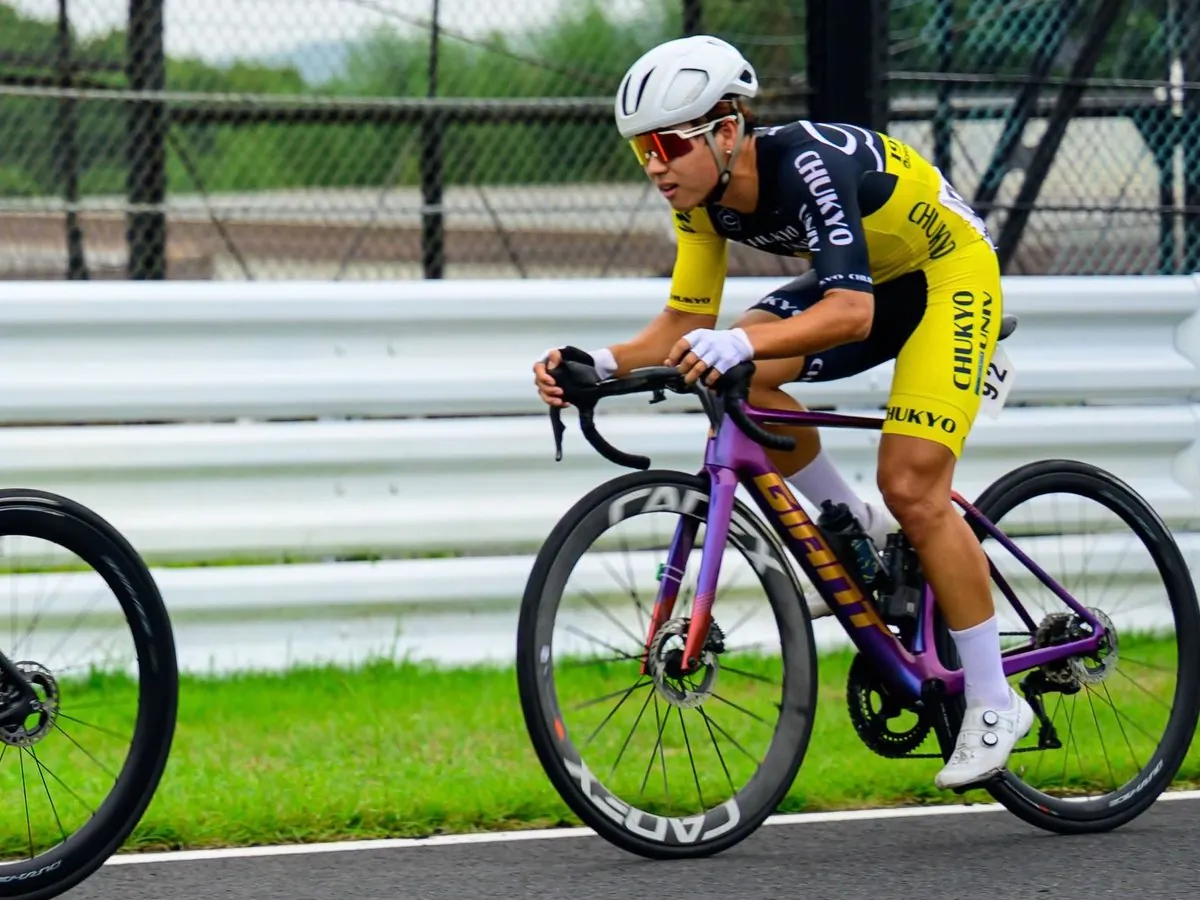 レース中の小林 柊友選手