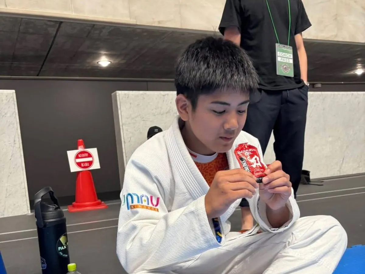 試合の合間に鎧を手にする浦川 辰誠選手
